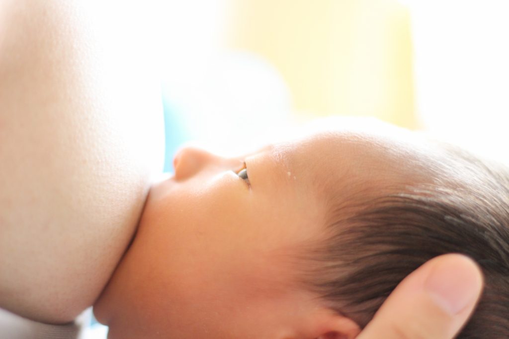 搾乳機や哺乳瓶は産前に必要？ 帝王切開で出産したママの初授乳レポート。